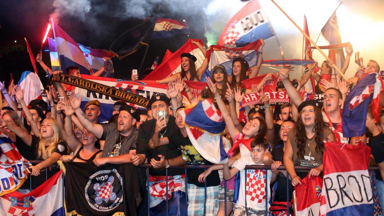 Fans mit kroatischen Flaggen und Fußballtrikots bei einem Konzert von Marko Perkovic Thompson 2016. Fans mit kroatischen Flaggen und Fußballtrikots bei einem Konzert von Marko Perkovic Thompson 2016.