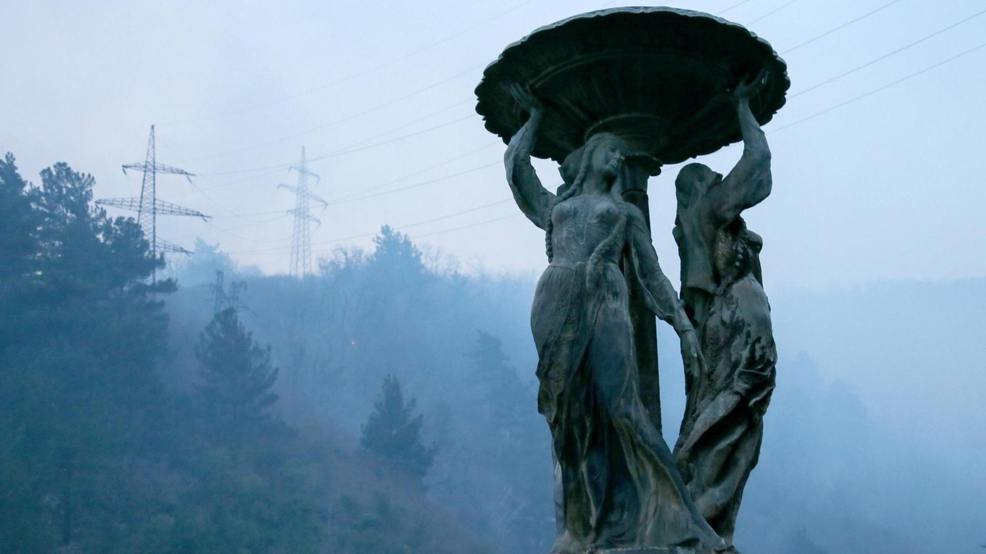 GAGRA, ABKHAZIA JANUARY 8, 2021: Statues are seen in the Black Sea resort of Gagra as smoke billows from forest fires in the mountains. Dmitry Feoktistov/TASS PUBLICATIONxINxGERxAUTxONLY TS0F3D95 GAGRA, ABKHAZIA JANUARY 8, 2021: Statues are seen in the Black Sea resort of Gagra as smoke billows from forest fires in the mountains. Dmitry Feoktistov/TASS PUBLICATIONxINxGERxAUTxONLY TS0F3D95