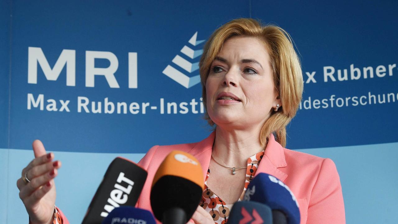 08.02.2019, Baden-Württemberg, Karlsruhe: Bundesernährungsministerin Julia Klöckner (CDU) beantwortet im Max-Rubner-Institut (MRI) Karlsruhe Fragen von Journalisten. Dort wurde von ihr das Max-Rubner-Institut für Kinderernährung eröffnet. 08.02.2019, Baden-Württemberg, Karlsruhe: Bundesernährungsministerin Julia Klöckner (CDU) beantwortet im Max-Rubner-Institut (MRI) Karlsruhe Fragen von Journalisten. Dort wurde von ihr das Max-Rubner-Institut für Kinderernährung eröffnet.