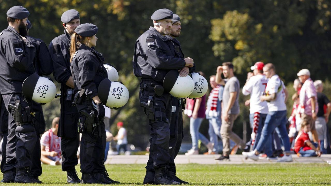 Polizisten beim Heimspiel des 1. FC Köln 2019 gegen Borussia Mönchengladbach Polizisten beim Heimspiel des 1. FC Köln 2019 gegen Borussia Mönchengladbach