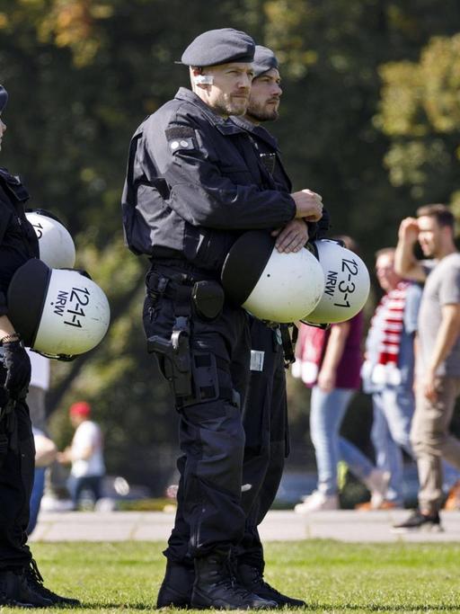 Polizisten beim Heimspiel des 1. FC Köln 2019 gegen Borussia Mönchengladbach