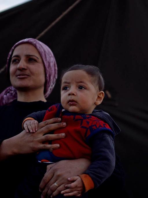 Eine Mutter und ihr Kind - beide sind Flüchtlinge, die in einem bulgarischen Camp untergebracht sind.