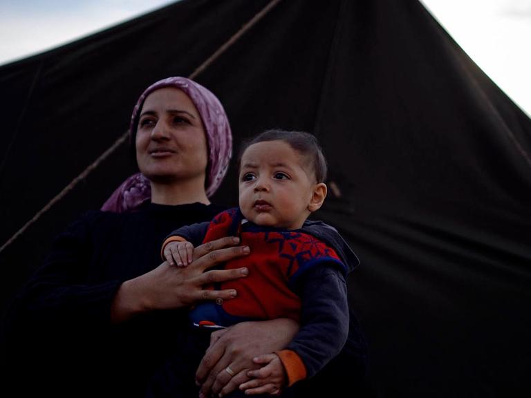 Eine Mutter und ihr Kind - beide sind Flüchtlinge, die in einem bulgarischen Camp untergebracht sind.