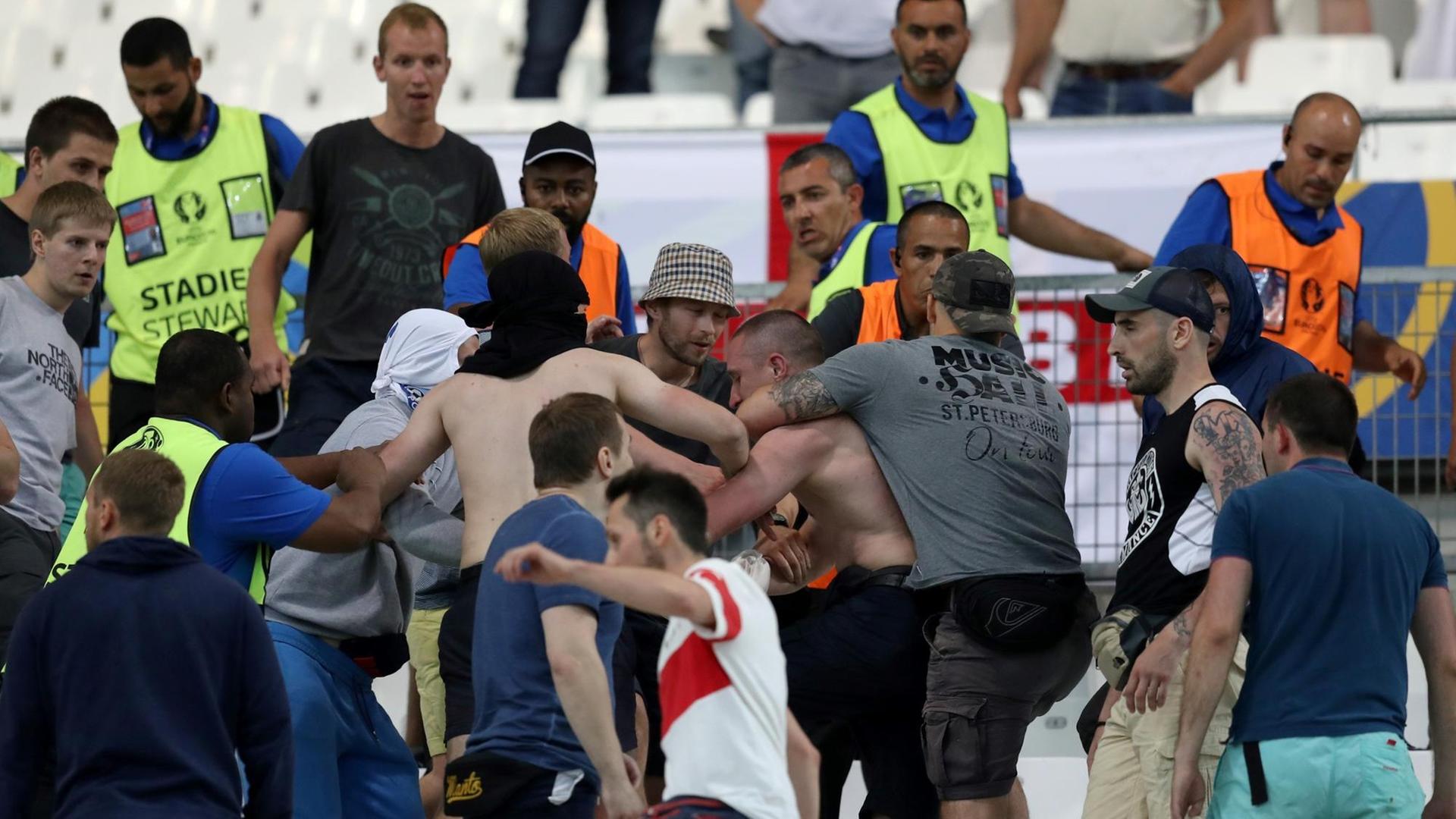 Fans prügeln sich im Stadion am Ende des Spiels England gegen Russland während der EM 2016. Fans prügeln sich im Stadion am Ende des Spiels England gegen Russland während der EM 2016.