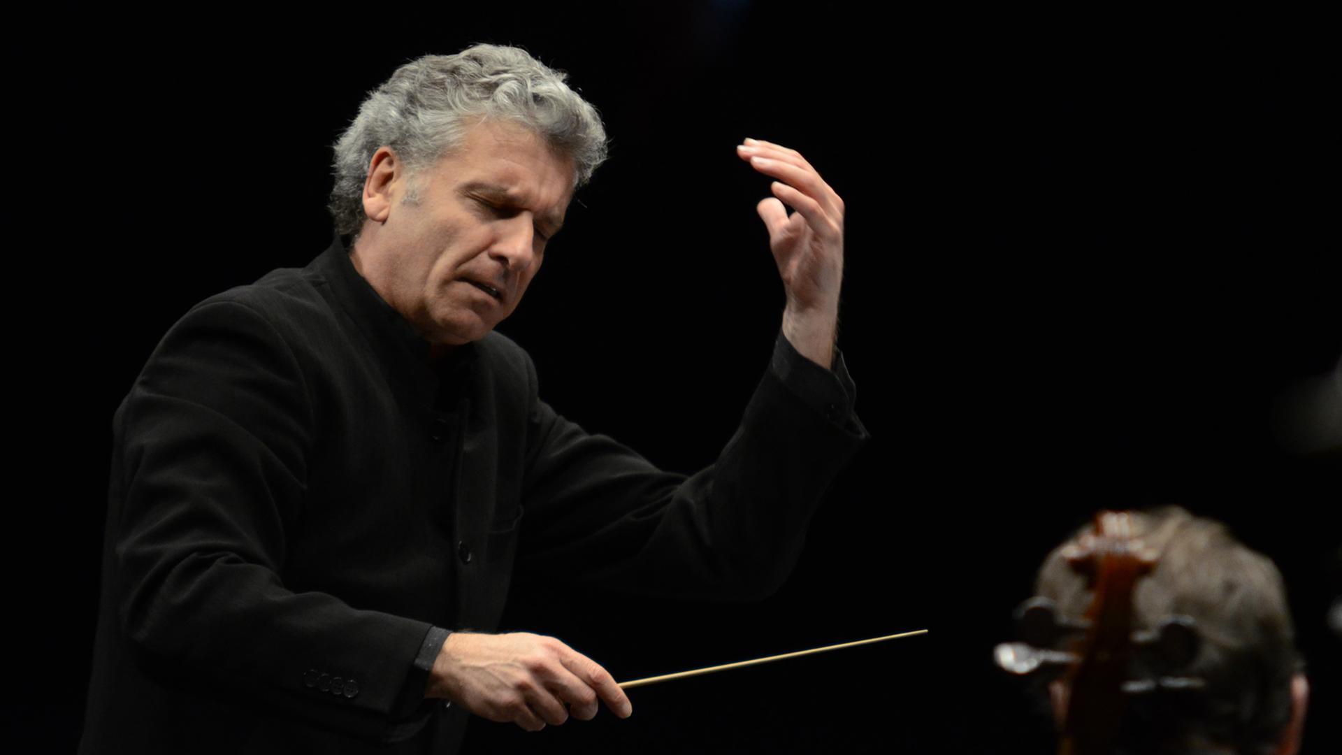 Dirigent Luciano Acocella am Pult Dirigent Luciano Acocella am Pult
