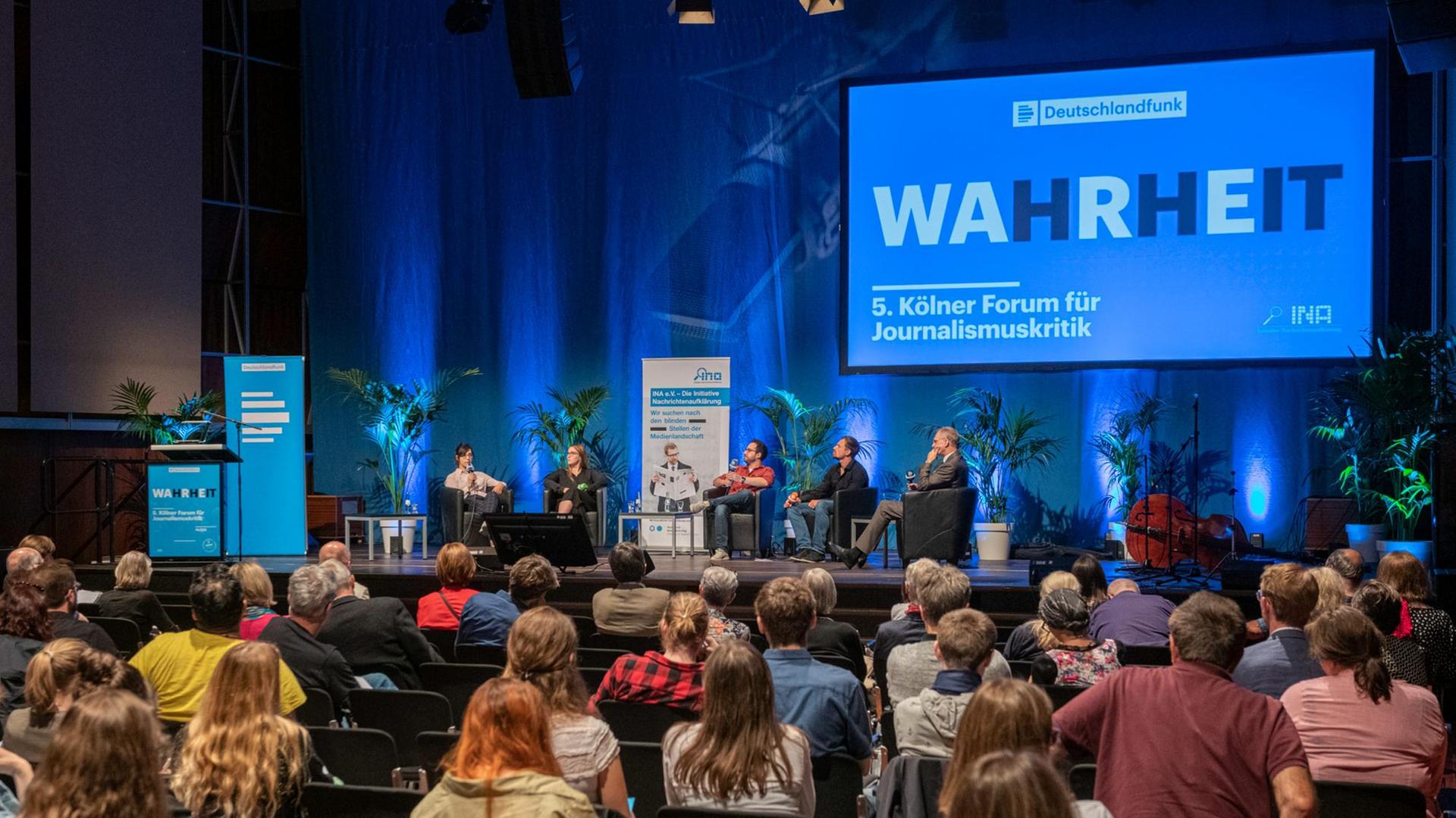 Diskussion zwischen Kölner Studierenden und Deutschlandradio-Intendant Raue beim 5. Kölner Forum für Journalismuskritik. Diskussion zwischen Kölner Studierenden und Deutschlandradio-Intendant Raue beim 5. Kölner Forum für Journalismuskritik.