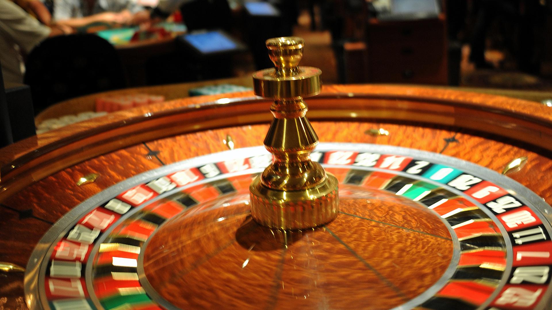 In einer Spielbank dreht sich das Roulette. In einer Spielbank dreht sich das Roulette.