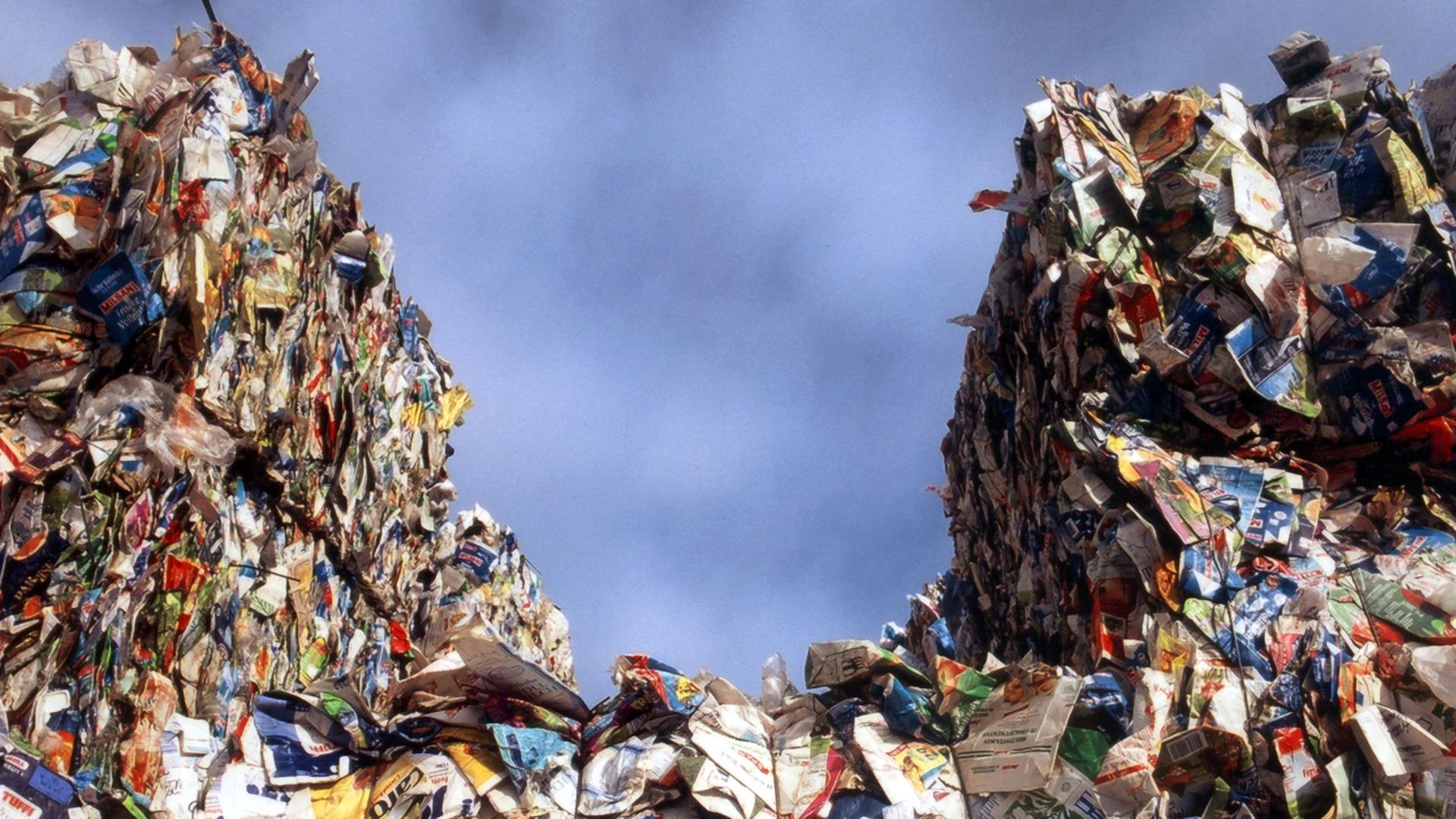 Nach der Sortierung werden die gebrauchten Getränkekartons zu großen Ballen gepresst und zwischengelagert. Anschließend erfolgt das Recycling in der Papierfabrik. Nach der Sortierung werden die gebrauchten Getränkekartons zu großen Ballen gepresst und zwischengelagert. Anschließend erfolgt das Recycling in der Papierfabrik.