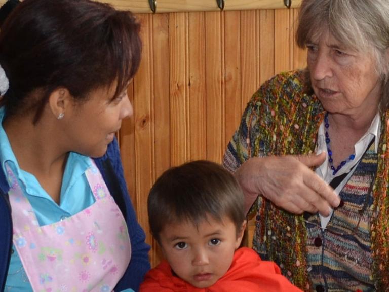 Entwicklungshelferin Ute Craemer bei einem Besuch in Peru