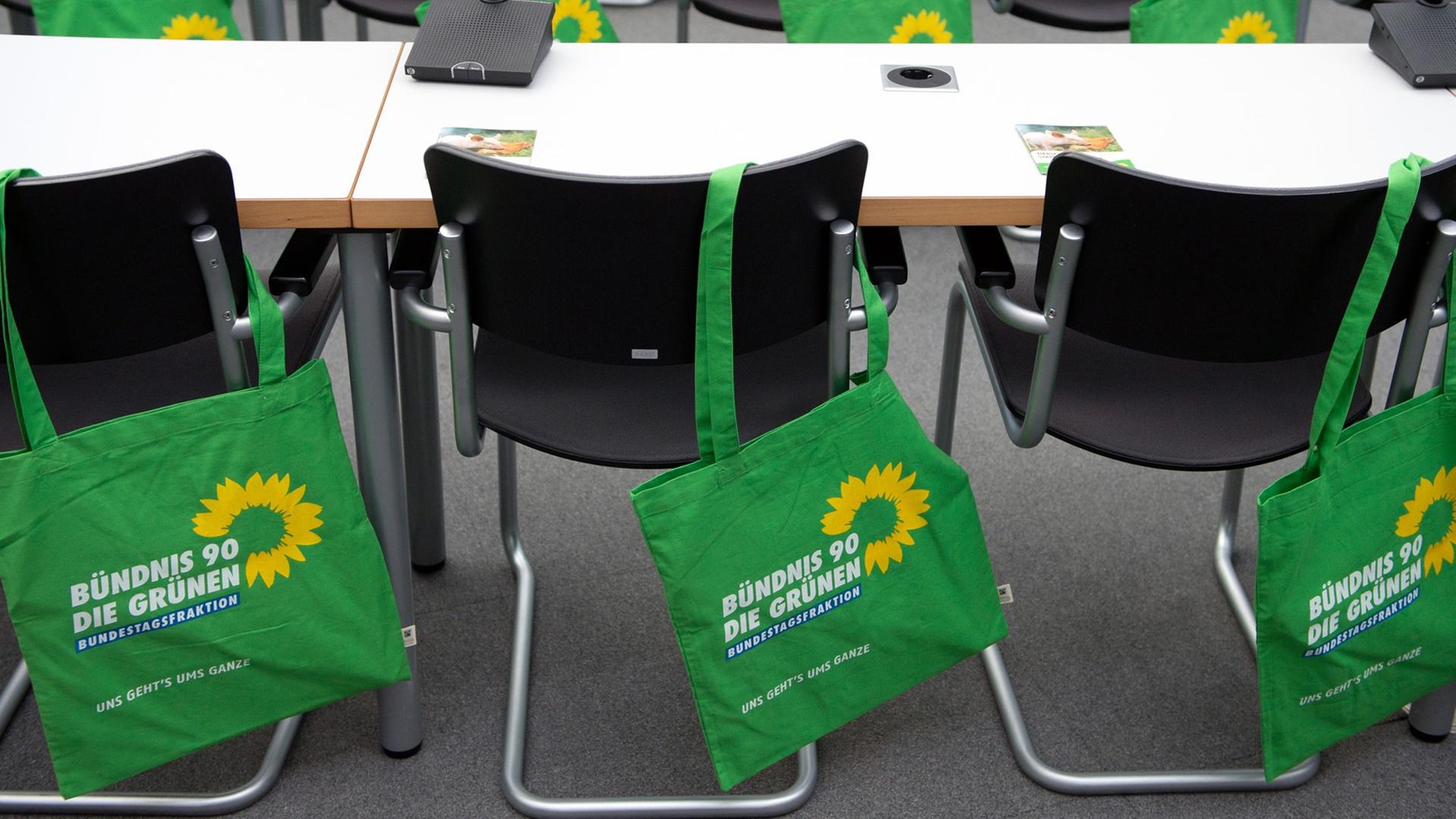 Stoffbeutel mit dem Grünen-Logo hängen im vor Beginn einer Fraktionssitzung 2012 im Bundestag über den Stuhllehnen. Stoffbeutel mit dem Grünen-Logo hängen im vor Beginn einer Fraktionssitzung 2012 im Bundestag über den Stuhllehnen.