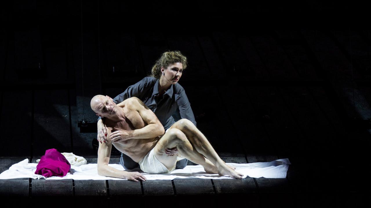 Annette Dasch als Cordelia und Bo Skovhus als Lear in Calixto Bieitos Inszenierung von Aribert Reimanns "König Lear" an der Opéra national de Paris, Saison 2015/2016