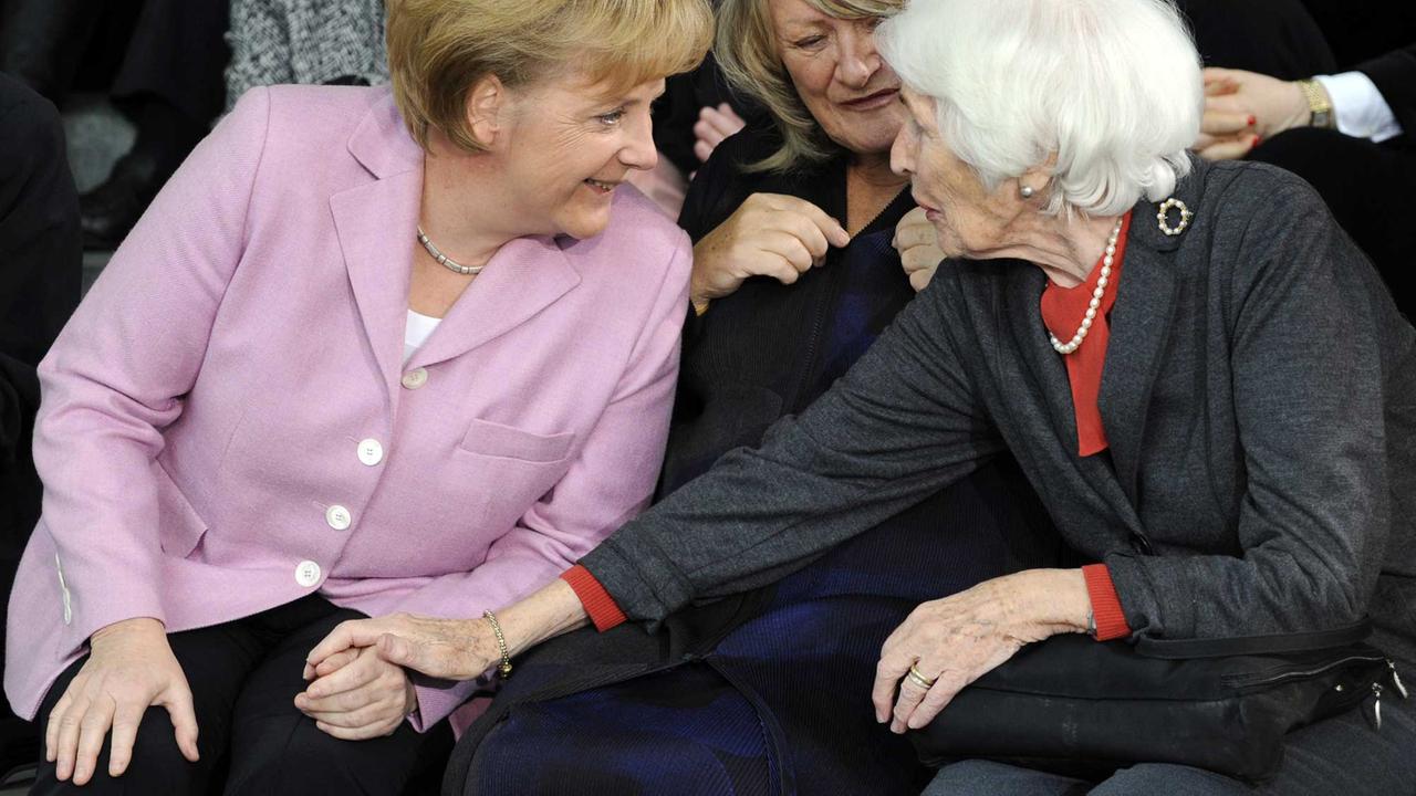 Bei der Festveranstaltung "90 Jahre Frauenwahlrecht" unterhalten sich Bundeskanzlerin Angela Merkel (l-r, CDU), Autorin Alice Schwarzer und die ehemalige FDP-Politikerin Hildegard Hamm-Brücher am 26.01.2009 im Bundeskanzleramt in Berlin. Am 19. Januar 1919 durften Frauen in Deutschland zum ersten Mal wählen und sich zur Wahl stellen. Foto: Rainer Jensen Bei der Festveranstaltung "90 Jahre Frauenwahlrecht" unterhalten sich Bundeskanzlerin Angela Merkel (l-r, CDU), Autorin Alice Schwarzer und die ehemalige FDP-Politikerin Hildegard Hamm-Brücher am 26.01.2009 im Bundeskanzleramt in Berlin. Am 19. Januar 1919 durften Frauen in Deutschland zum ersten Mal wählen und sich zur Wahl stellen. Foto: Rainer Jensen