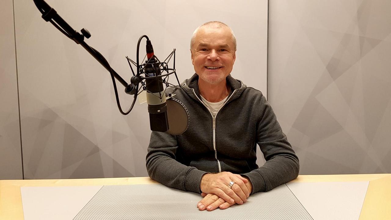 Der Talkmoderator Jürgen Domian sitzt in einem Deutschlandfunk-Studio hinter einem Mikrofon Der Talkmoderator Jürgen Domian sitzt in einem Deutschlandfunk-Studio hinter einem Mikrofon