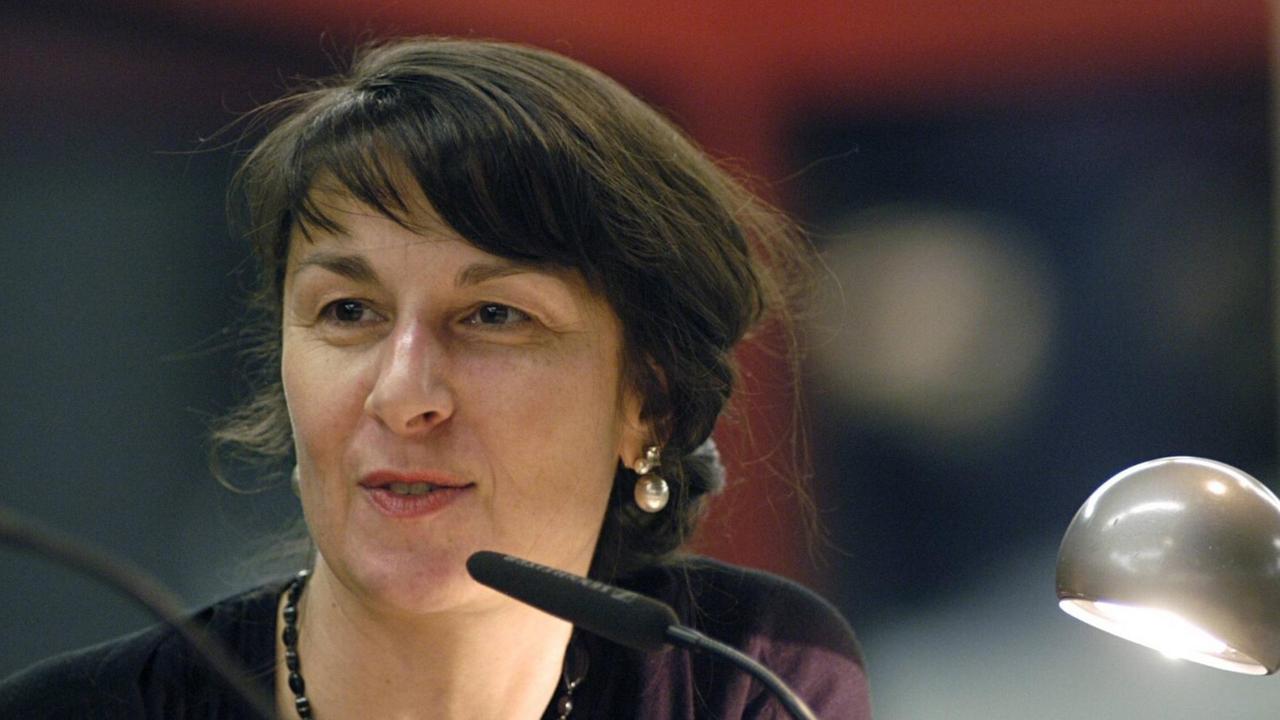 Schriftstellerin Zsuzsa Bánk bei einer Veranstaltung der lit.COLOGNE in der Kölner Zentralbibliothek. Schriftstellerin Zsuzsa Bánk bei einer Veranstaltung der lit.COLOGNE in der Kölner Zentralbibliothek.