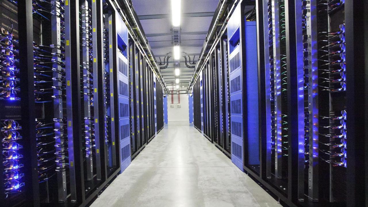 Serverhalle im ersten Facebook-Datencenter außerhalb der USA in Schweden Serverhalle im ersten Facebook-Datencenter außerhalb der USA in Schweden