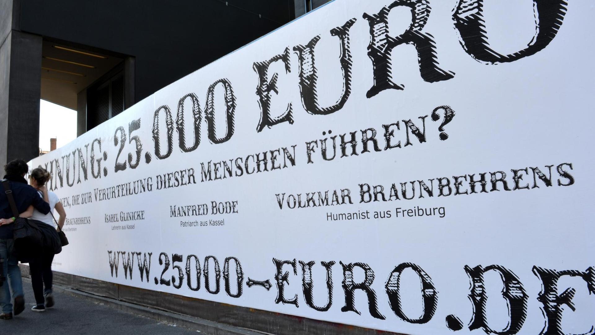"Belohnung: 25.000 Euro" steht am Donnerstag (24.05.2012) auf einem Plakat am Rosa-Luxemburg-Platz in Berlin. "Belohnung: 25.000 Euro" steht am Donnerstag (24.05.2012) auf einem Plakat am Rosa-Luxemburg-Platz in Berlin.