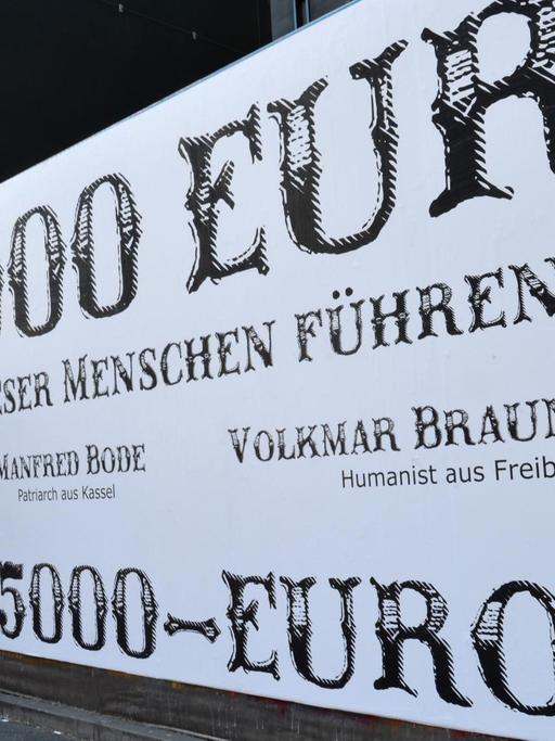 "Belohnung: 25.000 Euro" steht am Donnerstag (24.05.2012) auf einem Plakat am Rosa-Luxemburg-Platz in Berlin.