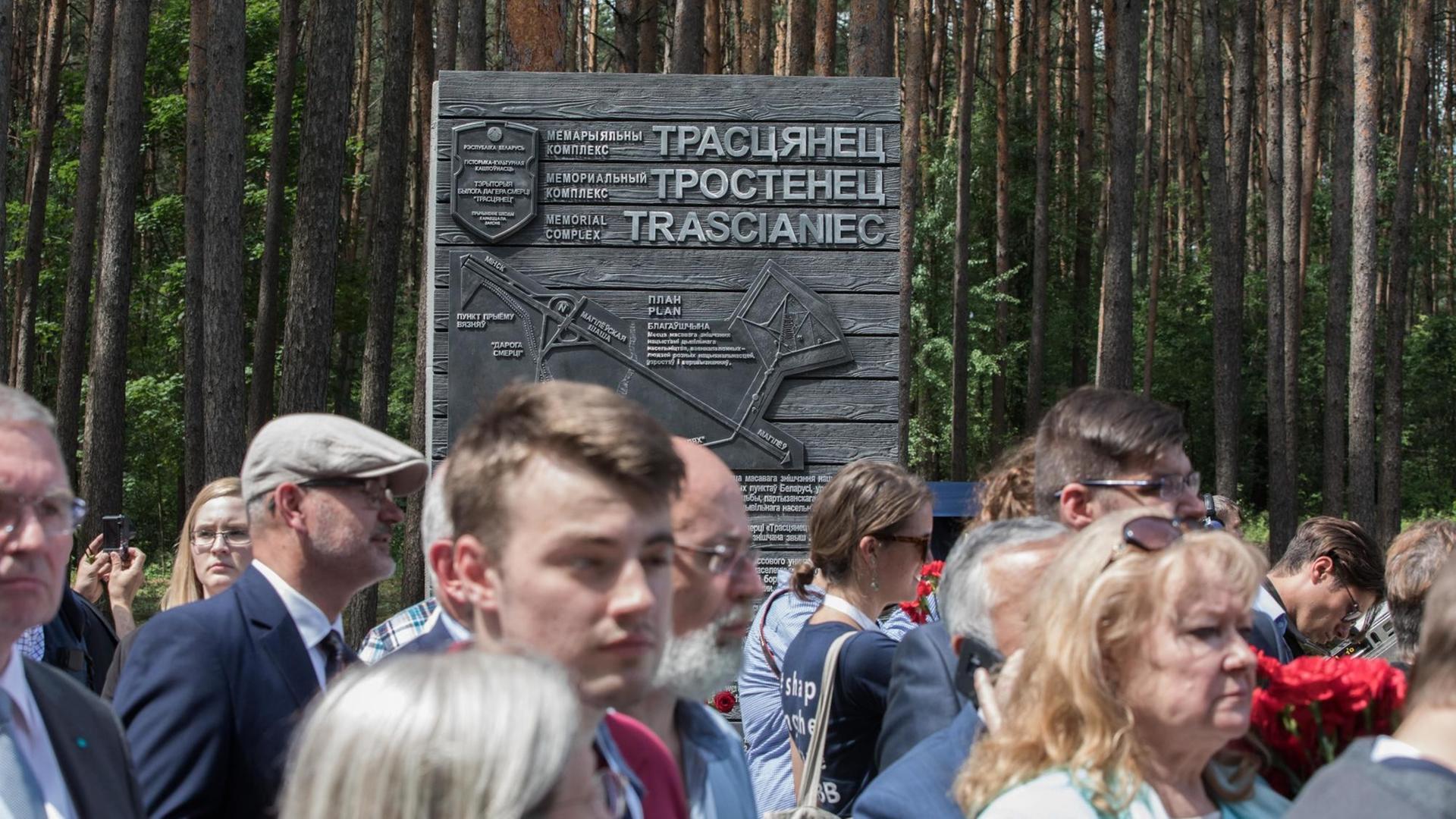Eine Tafel mit dem Grundriss der Anlage bei der Eröffnung der Gedenkstätte Malyj Trostenez. Malyj Trostenez war zwischen 1942 und 1944 die größte nationalsozialistische Vernichtungsstätte auf dem Gebiet der ehemaligen Sowjetunion. Eine Tafel mit dem Grundriss der Anlage bei der Eröffnung der Gedenkstätte Malyj Trostenez. Malyj Trostenez war zwischen 1942 und 1944 die größte nationalsozialistische Vernichtungsstätte auf dem Gebiet der ehemaligen Sowjetunion.