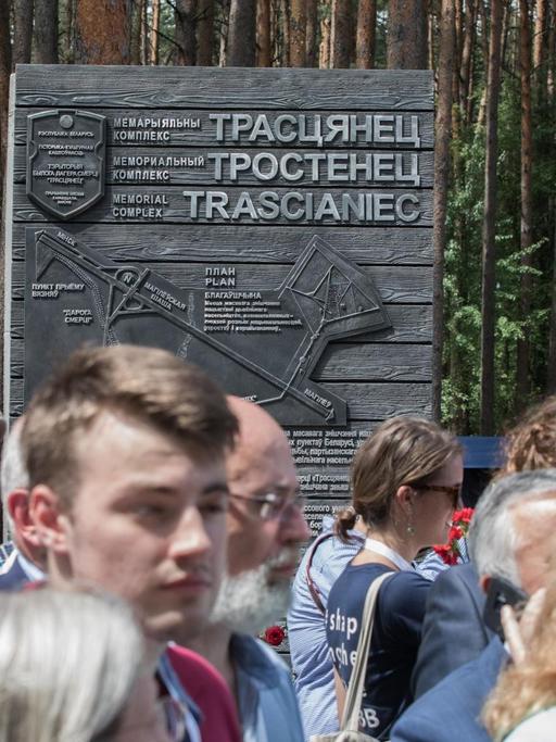 Eine Tafel mit dem Grundriss der Anlage bei der Eröffnung der Gedenkstätte Malyj Trostenez. Malyj Trostenez war zwischen 1942 und 1944 die größte nationalsozialistische Vernichtungsstätte auf dem Gebiet der ehemaligen Sowjetunion.