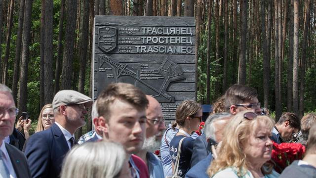 Eine Tafel mit dem Grundriss der Anlage bei der Eröffnung der Gedenkstätte Malyj Trostenez. Malyj Trostenez war zwischen 1942 und 1944 die größte nationalsozialistische Vernichtungsstätte auf dem Gebiet der ehemaligen Sowjetunion.