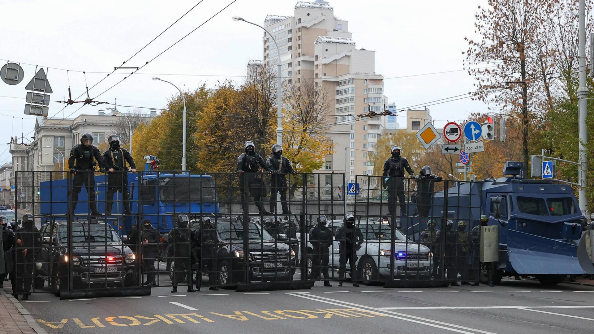 Polizisten haben auf einer Straße in Minsk eine Barrikade errichtet. Polizisten haben auf einer Straße in Minsk eine Barrikade errichtet.
