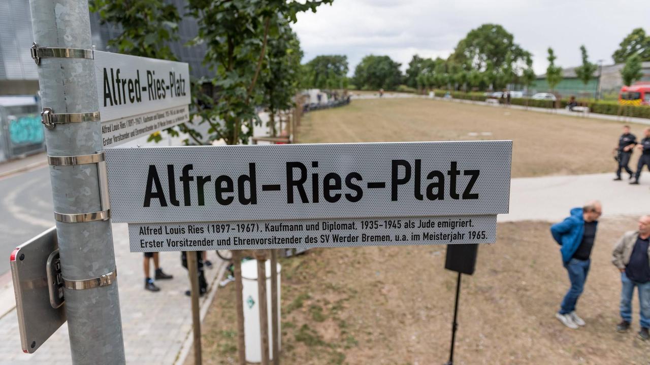 Am Tag der Fans bei dem Bundesligisten SV Werder Bremen wird der Alfred-Ries-Platz eingeweiht mit der neuen Beschilderung. Am Tag der Fans bei dem Bundesligisten SV Werder Bremen wird der Alfred-Ries-Platz eingeweiht mit der neuen Beschilderung.