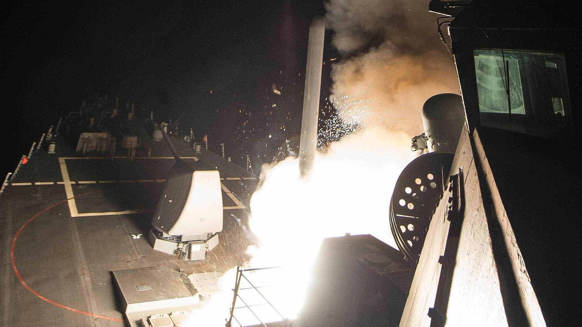Das von der US-Navy zur Verfügung gestellt Bild zeigt die USS Ross (DDG 71) am 07.04.2017 im Mittelmeer, während ein Marschflugkörper vom Typ Tomahawk abgefeuert wird. Die USA haben einen Flughafen der syrischen Armee mit Tomahawks angegriffen. Das von der US-Navy zur Verfügung gestellt Bild zeigt die USS Ross (DDG 71) am 07.04.2017 im Mittelmeer, während ein Marschflugkörper vom Typ Tomahawk abgefeuert wird. Die USA haben einen Flughafen der syrischen Armee mit Tomahawks angegriffen.