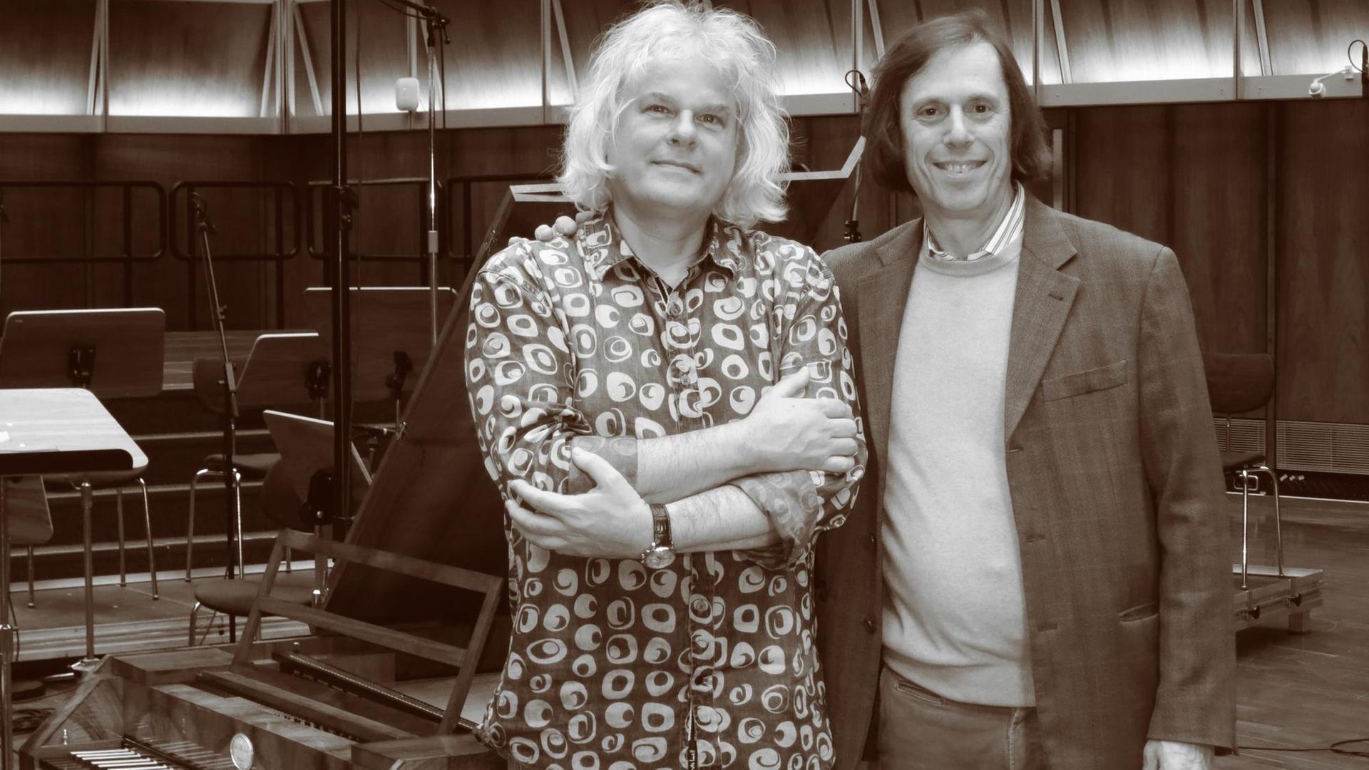 Schwarz-Weiß Fotografie Ronald Brautigam (links) und Michael Alexander Willens (rechts) haben schon in Koproduktion mit BIS Records u.a. alle Konzerte von Mozart, Mendelssohn und Beethoven im Dlf Kammermusiksaal aufgenommen. Beide stehen vor einen historischen Flügel im Dlf Kammermusiksaal. R. Brautigam trägt ein geblümtes Hemd, M.A. Willens einen hellen Pullover und darüber ein graues Sakko Schwarz-Weiß Fotografie Ronald Brautigam (links) und Michael Alexander Willens (rechts) haben schon in Koproduktion mit BIS Records u.a. alle Konzerte von Mozart, Mendelssohn und Beethoven im Dlf Kammermusiksaal aufgenommen. Beide stehen vor einen historischen Flügel im Dlf Kammermusiksaal. R. Brautigam trägt ein geblümtes Hemd, M.A. Willens einen hellen Pullover und darüber ein graues Sakko