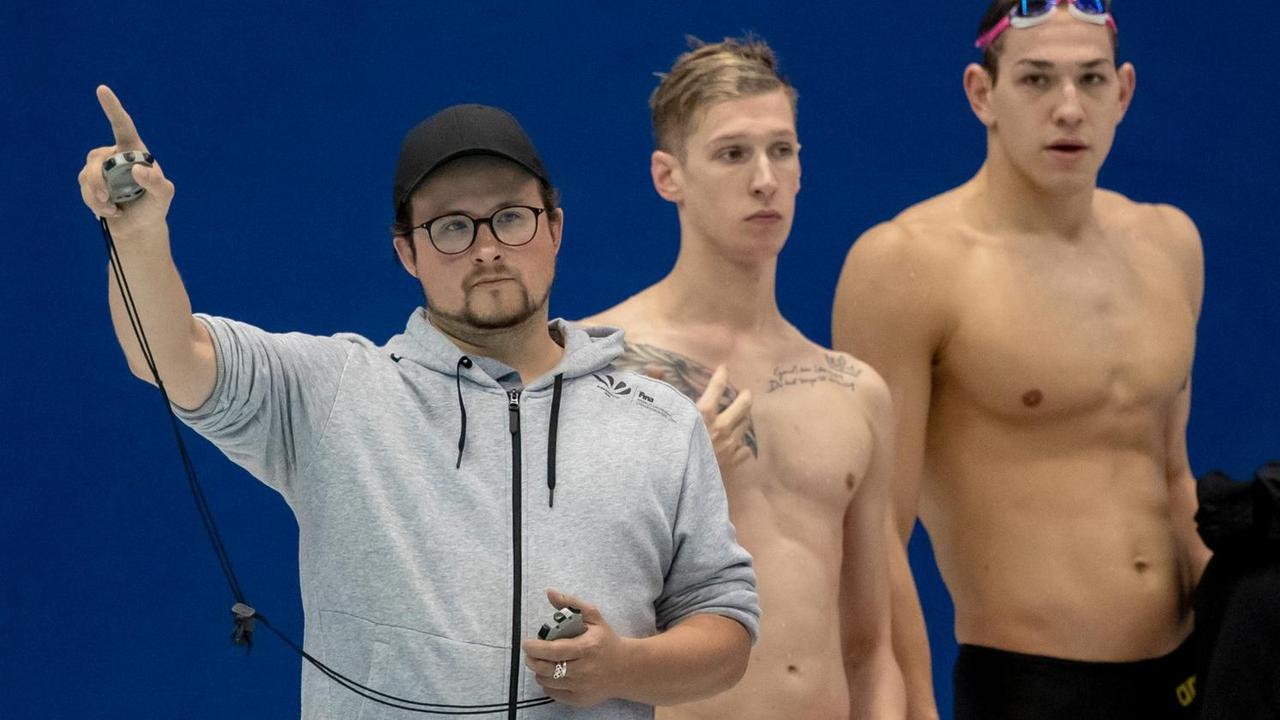 Hannes Vitense (l-r), Bundestrainer, Florian Wellbrock, Schwimmer, Marius Zobel, Schwimmer, und Bernd Berkhahn, Bundestrainer, stehen bei den Meisterschaften in der Halle beisammen Hannes Vitense (l-r), Bundestrainer, Florian Wellbrock, Schwimmer, Marius Zobel, Schwimmer, und Bernd Berkhahn, Bundestrainer, stehen bei den Meisterschaften in der Halle beisammen