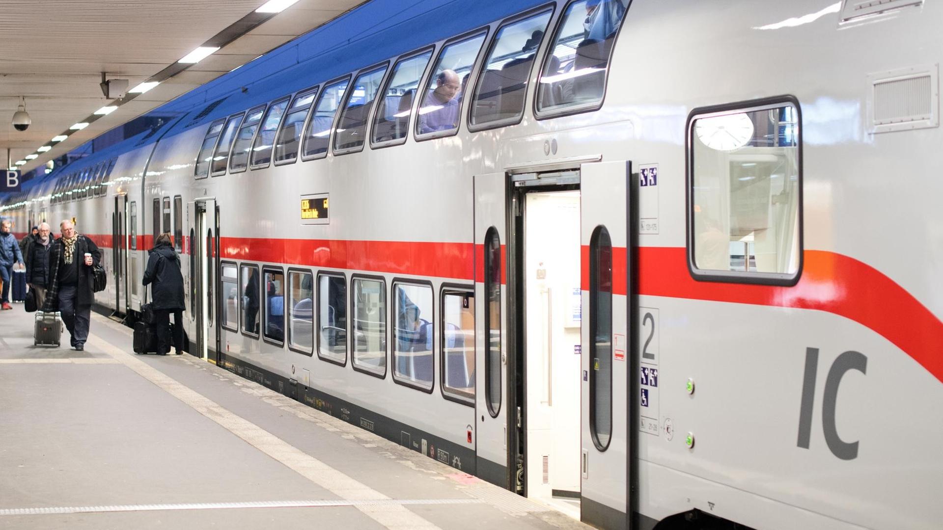 Ein Doppelstock-Zug von der Bahn steht im Bahnhof Ein Doppelstock-Zug von der Bahn steht im Bahnhof