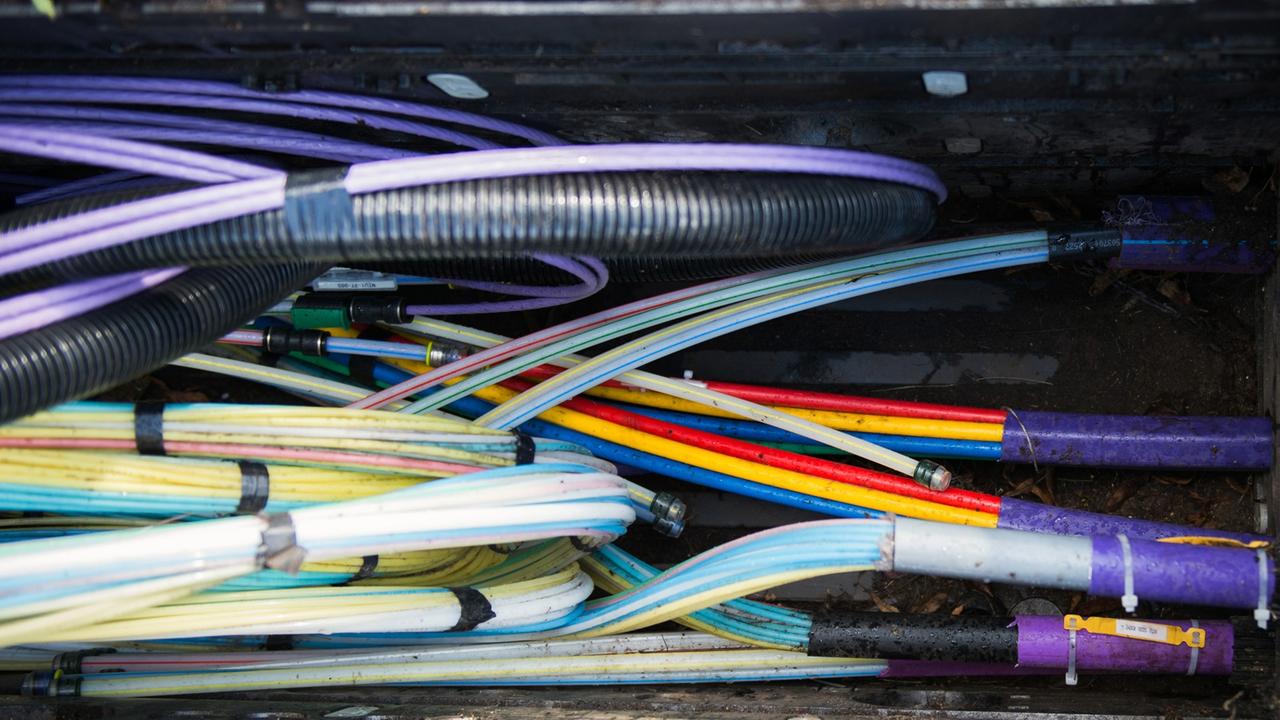 Zahlreiche Glasfaserkabel unter anderem zur Übertragung von Hochgeschwindigkeitsinternet. Zahlreiche Glasfaserkabel unter anderem zur Übertragung von Hochgeschwindigkeitsinternet.