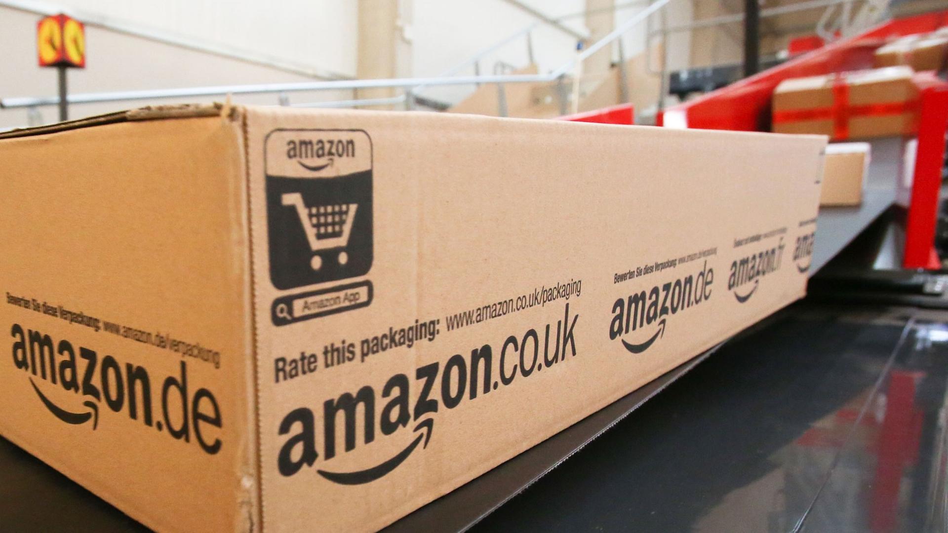 Pakete von Amazon liegen auf einem Fließ-Band bei der Post