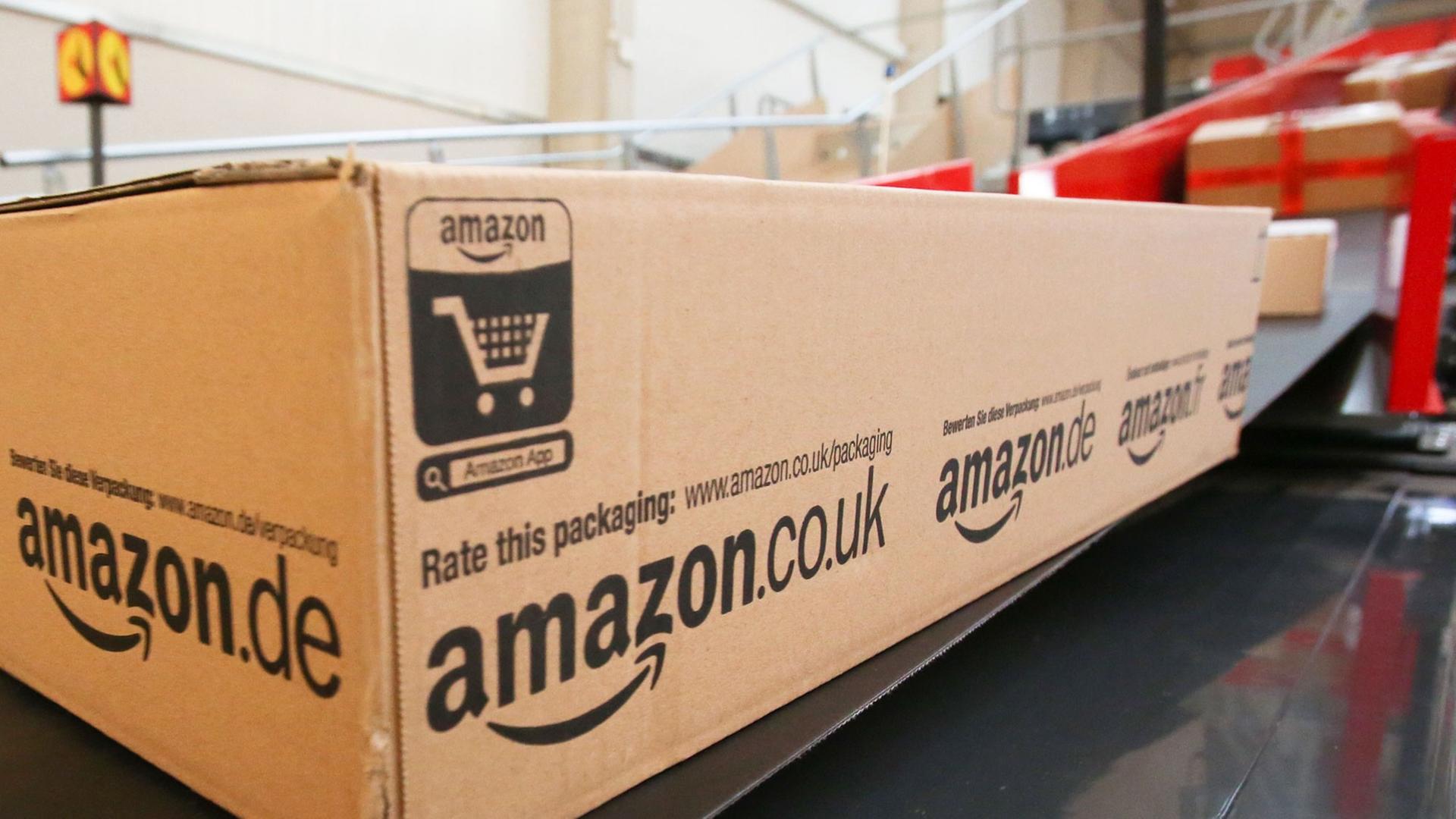 Amazon-Pakete laufen über ein Laufband einer Postzustellbasis in Norderstedt. Amazon-Pakete laufen über ein Laufband einer Postzustellbasis in Norderstedt.