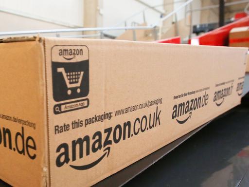 Amazon-Pakete laufen über ein Laufband einer Postzustellbasis in Norderstedt.