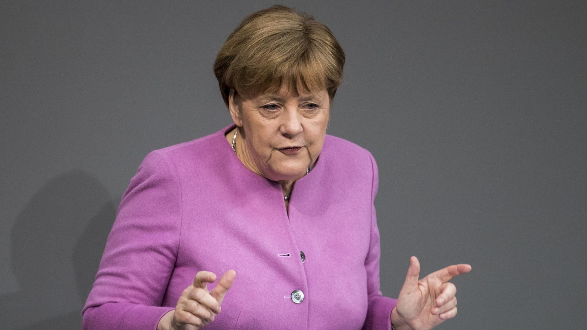 Bundeskanzlerin Angela Merkel (CDU) spricht am 09.03.2017 im Bundestag in Berlin. Merkel gab in der Sitzung eine Regierungserklärung zum bevorstehenden EU-Gipfel ab. Bundeskanzlerin Angela Merkel (CDU) spricht am 09.03.2017 im Bundestag in Berlin. Merkel gab in der Sitzung eine Regierungserklärung zum bevorstehenden EU-Gipfel ab.