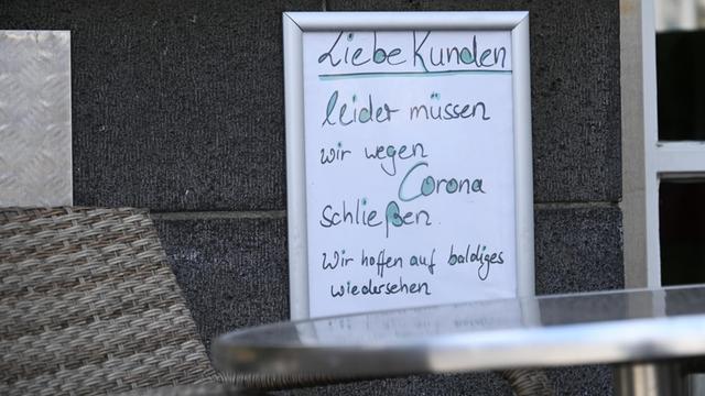 Ein Restaurant in Kassel macht mit einem Aushang auf die Schließung aufmerksam.