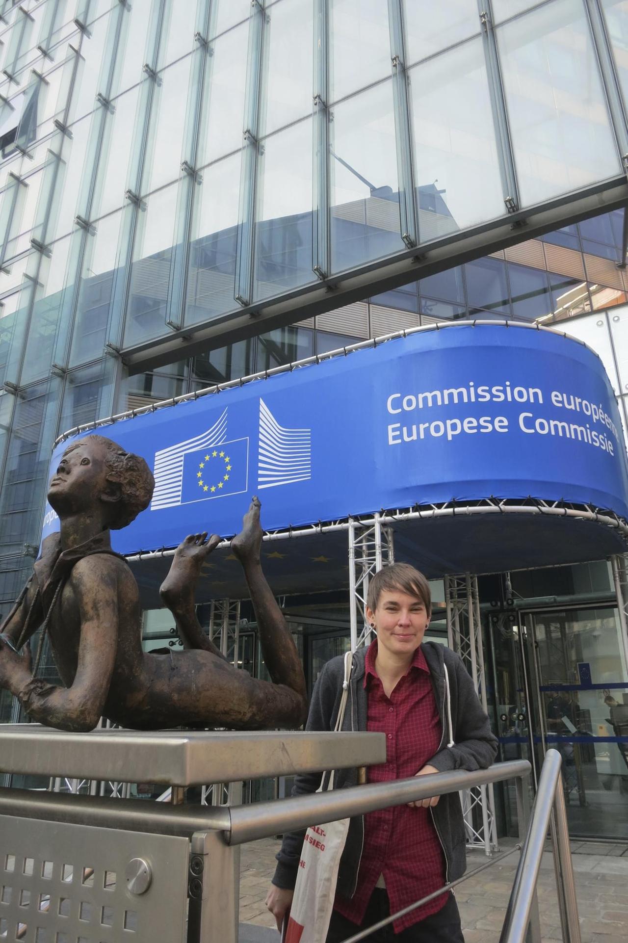 Anti-Lobby-Expertin Pia Eberhard in Brüssel vor der EU-Kommission.