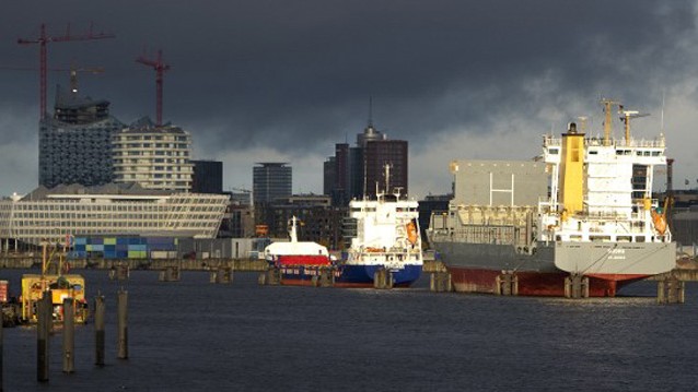 Zu sehen sind große Schiffe im Hamburger Hafen.