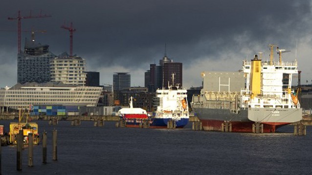 Zu sehen sind große Schiffe im Hamburger Hafen. Zu sehen sind große Schiffe im Hamburger Hafen.
