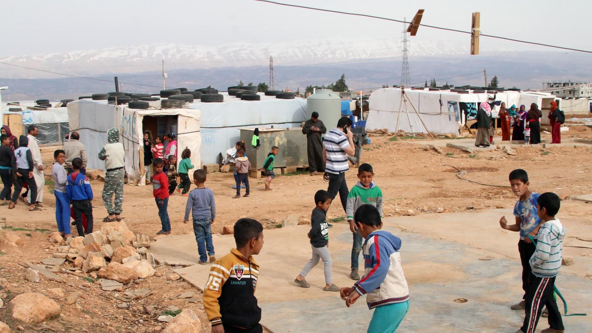 Das Foto zeigt syrische Flüchtlinge in einem Lager im Libanon im März 2018.