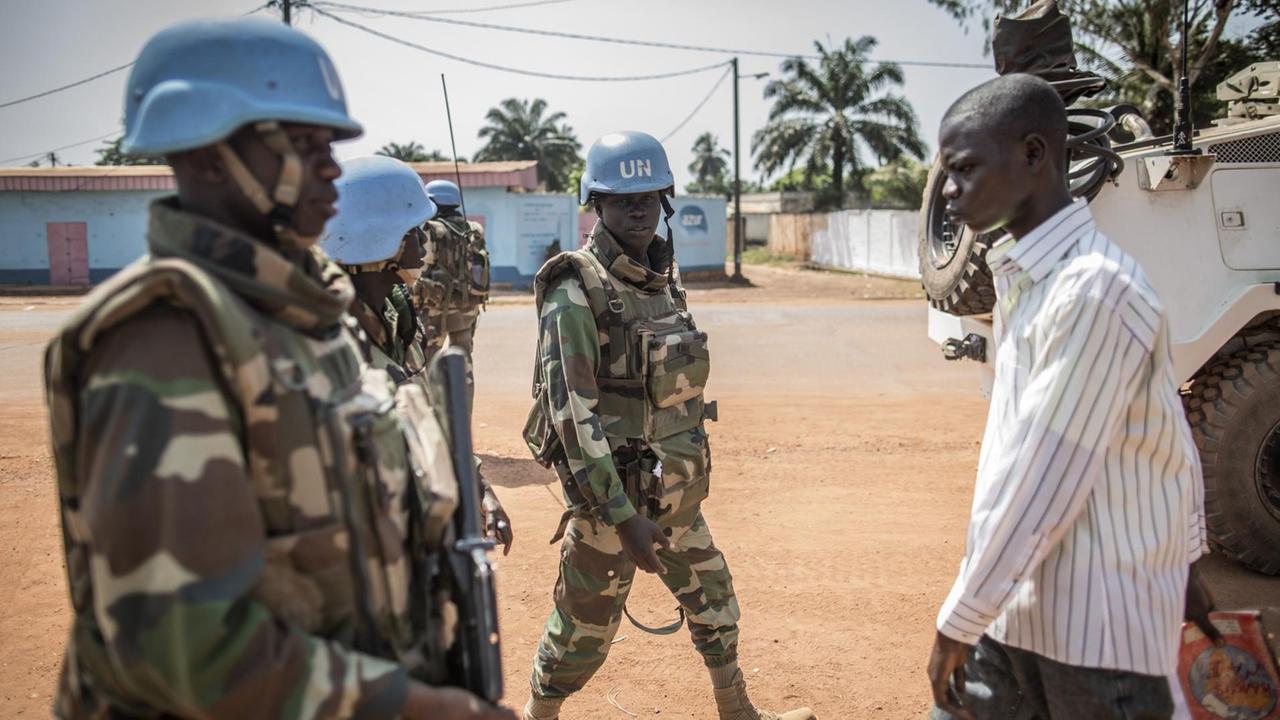 Senegalesische Soldaten der UN-Blauhelm-Mission Minusca patrouillieren in Bangui, der Hauptstadt der Zentralafrikanischen Republik