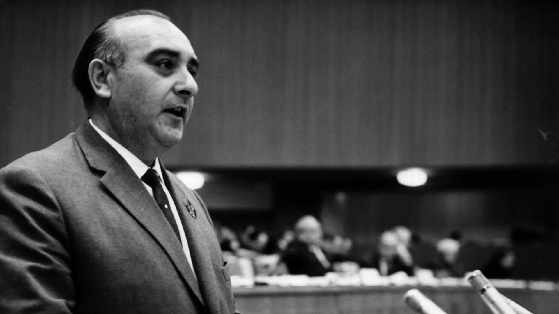 Der DDR-Politikers Dr. Erich Apel hält am 19.01.1963 auf dem Parteitag der SED in Berlin eine Rede. Apel, Vorsitzender der Staatlichen Plankomission der Sowjetzone und stellvertretender Vorsitzender des Sowjetzonen-Ministerrates, beging am 03.12.1965 Selbstmord. Der DDR-Politikers Dr. Erich Apel hält am 19.01.1963 auf dem Parteitag der SED in Berlin eine Rede. Apel, Vorsitzender der Staatlichen Plankomission der Sowjetzone und stellvertretender Vorsitzender des Sowjetzonen-Ministerrates, beging am 03.12.1965 Selbstmord.