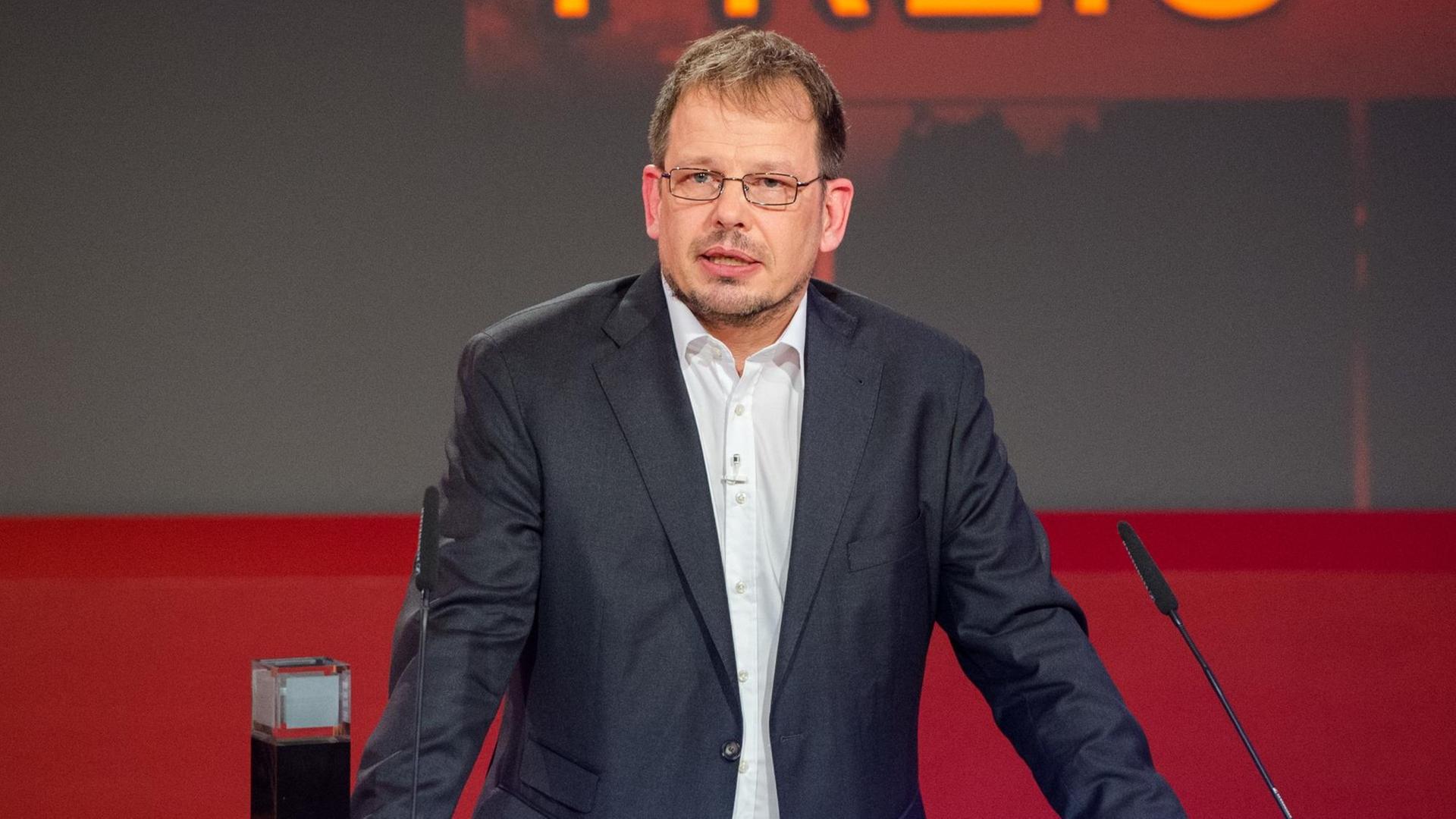 Der Sportreporter und Dopingexperte Hajo Seppelt spricht am 19.10.2016 in Hamburg nach seiner Auszeichnung mit dem Hanns-Joachim-Friedrichs-Preis. Der Sportreporter und Dopingexperte Hajo Seppelt spricht am 19.10.2016 in Hamburg nach seiner Auszeichnung mit dem Hanns-Joachim-Friedrichs-Preis.