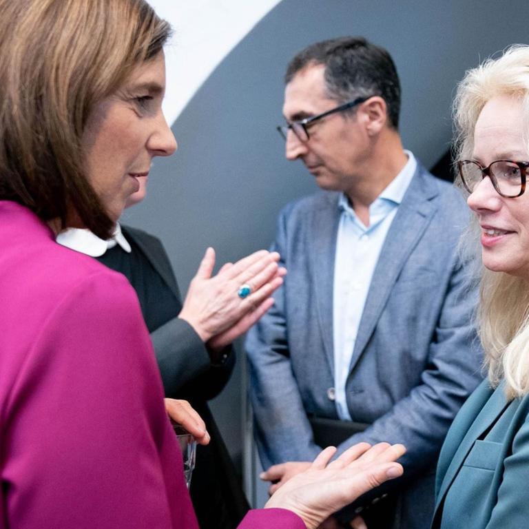 09.09.2019, Berlin: Katrin Göring-Eckardt (l-r), Fraktionsvositzende von Bündnis 90/Die Grünen, steht zu Beginn der Fraktionssitzung ihrer Partei mit Cem Özdemir (Bundestagsabgeordneter von Bündnis 90/Die Grünen) und Kirsten Kappert-Gonther (Bundestagsabgeordnete von Bündnis 90/Die Grünen). Özdemir und Kappert-Gonter treten gemeinsam für den Fraktionsvorsitz gegen die amtierenden Göring-Eckardt und Hofreiter an. Foto: Kay Nietfeld/dpa