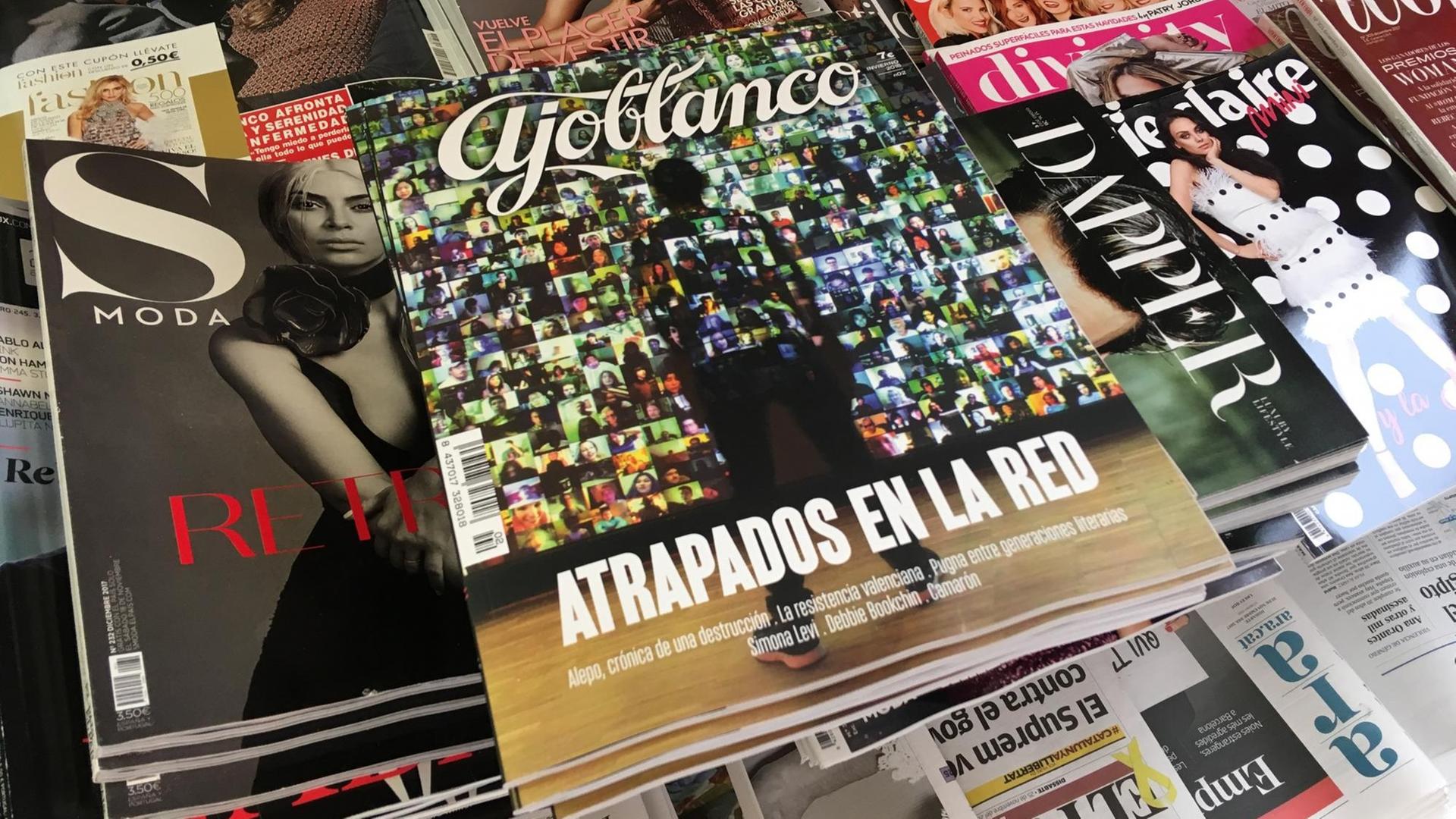Die Kulturzeitschrift Ajoblanco liegt an einem Kiosk aus.