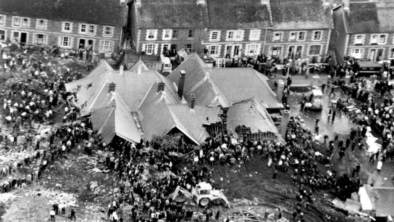 Rettungshelfer bei Aufräumarbeiten an der zerstörten Schule. Am 21.10.1966 begrub ein Erdrutsch in dem walisischen Bergarbeiterort Aberfan in Glamorgan in Wales die Pantglas Schule, 15 Häuser und ein Bauerngehöft. 116 Kinder und 28 Erwachsene kamen bei der Katastrophe ums Leben. +++(c) dpa