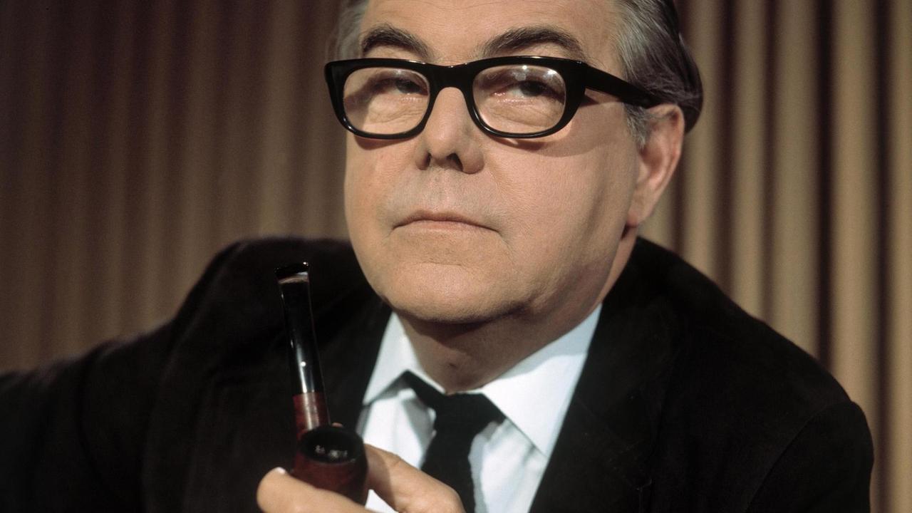 Porträt von Max Frisch mit einer Pfeife in der Hand. Porträt von Max Frisch mit einer Pfeife in der Hand.