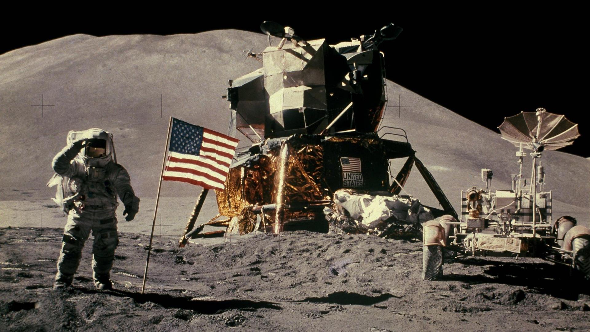 APOLLO 15 1971 Astronaut Jim Irwin salutiert mit der amerikanischen Flagge. APOLLO 15 1971 Astronaut Jim Irwin salutiert mit der amerikanischen Flagge.