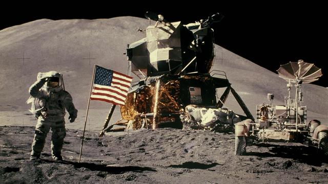 APOLLO 15 1971 Astronaut Jim Irwin salutiert mit der amerikanischen Flagge.