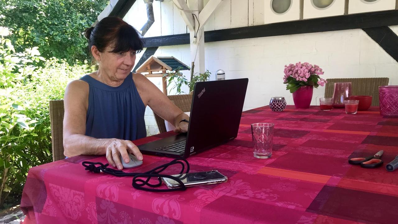 Schulleiterin der Schule für Cirkuskinder, sitz an einem Tisch. Vor ihr steht ein Laptop. Schulleiterin der Schule für Cirkuskinder, sitz an einem Tisch. Vor ihr steht ein Laptop.